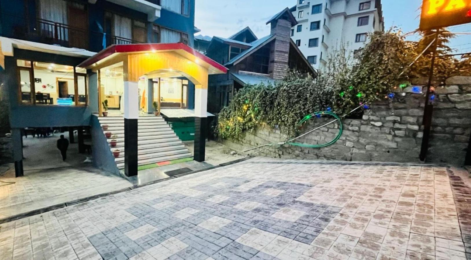 Hotel Sakura Palace Manāli エクステリア 写真